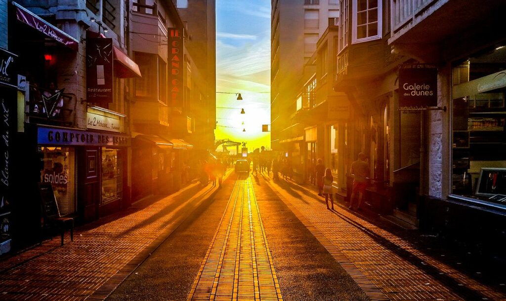 Calle al atardecer